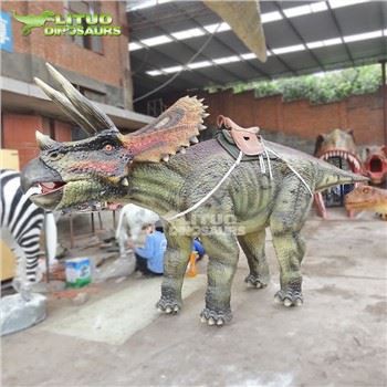 چلنا Triceratops سواری